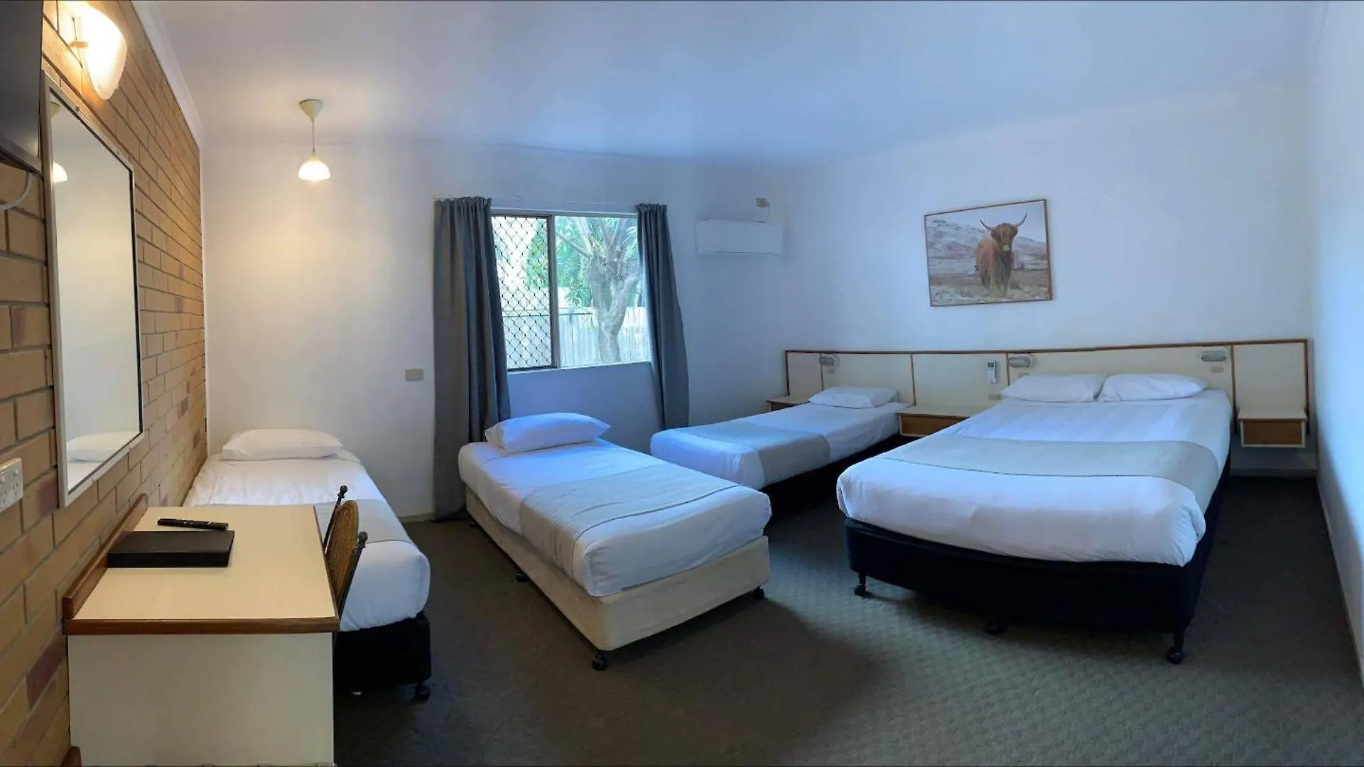 Wild Scotsman Motor Inn Gin Gin Qld 4*,  Australia